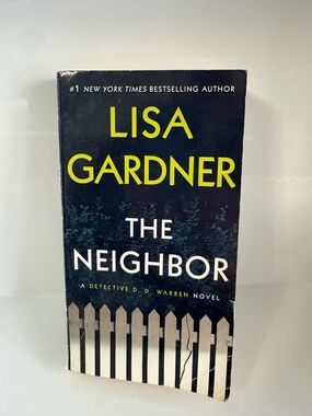 📚 3/$25 📚 Lisa Gardner "The Neighbor" Book